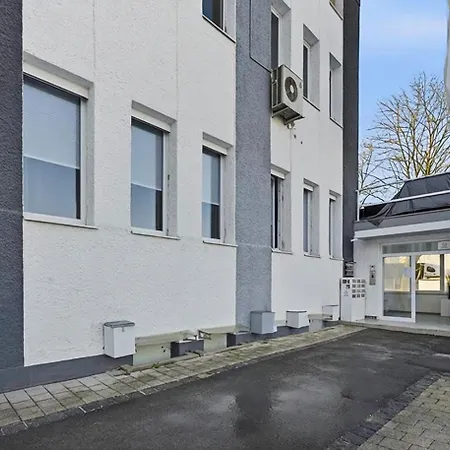 Yello Homes - Loft - Airport & Messe 6 Betten & Wifi Daire